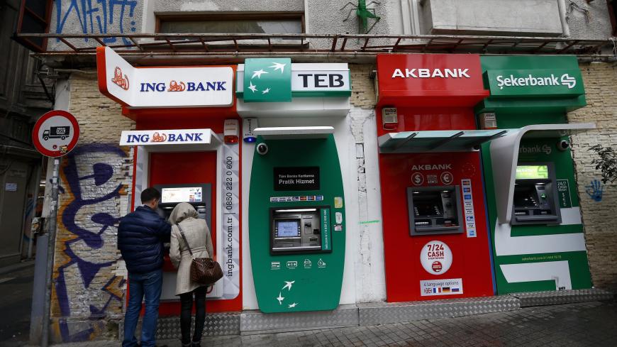 People withdraw money from an ATM at the main shopping and pedestrian street of Istiklal in central Istanbul, Turkey January 30, 2016. Inflation has become Turkey's biggest economic challenge, hitting the pockets of ordinary people even as President Tayyip Erdogan and the ruling party have built their reputation largely on economic growth and stability. Picture taken January 30, 2016. REUTERS/Murad Sezer  - GF10000296838