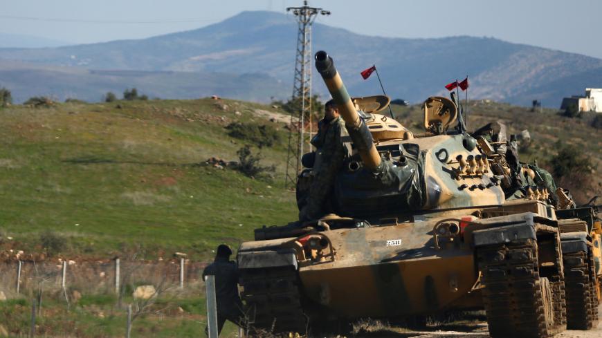 Turkish soldiers stand next to a tank near the Turkish-Syrian border in Kilis province, Turkey January 31, 2018. REUTERS/Osman Orsal - RC15B613B1F0