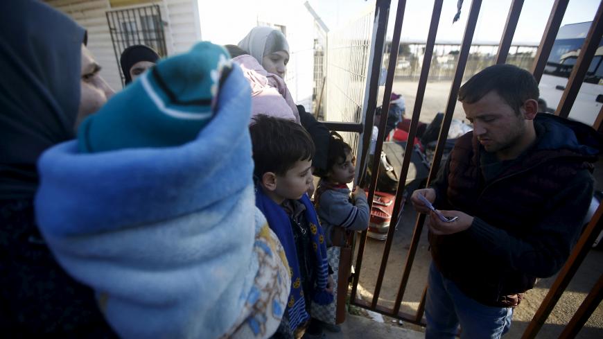 Syrians line up as they wait to cross into Syria at Oncupinar border crossing in the southeastern city of Kilis, Turkey February 8, 2016. REUTERS/Osman Orsal - GF10000300861