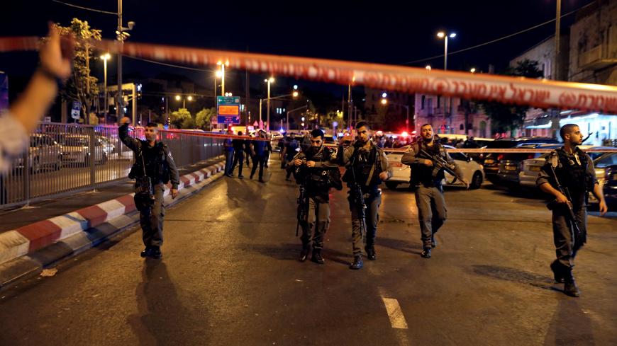 Israeli security forces seal off a street near Jerusalem's Damascus Gate after a suspected stabbing attack, September 18, 2018. REUTERS/Ammar Awad - RC14B5380D30