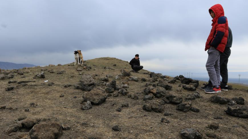 Residents look at a crater caused by a missile launched by Iran on U.S.-led coalition forces on the outskirts of Duhok ,Iraq, January 8, 2020.  REUTERS/Ari Jalal - RC2KBE9RW1T9