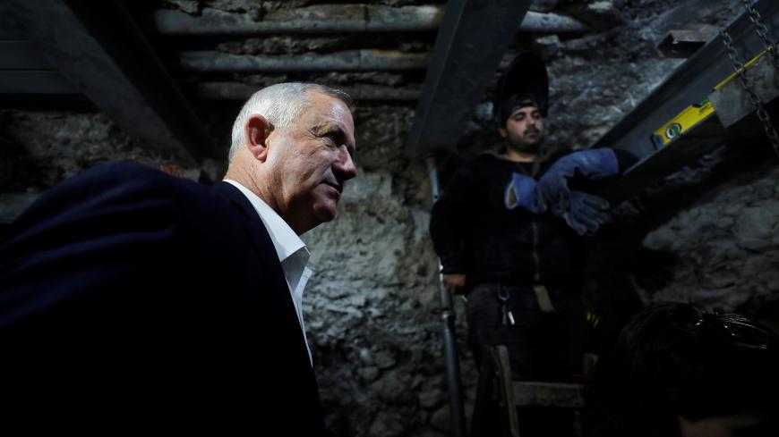Benny Gantz, leader of Blue and White party, walks inside a tunnel while touring "The City of David", a Jewish heritage site in the Palestinian neighbourhood of Silwan, East Jerusalem January 14, 2020. REUTERS/Ammar Awad - RC2RFE9XDZ2W