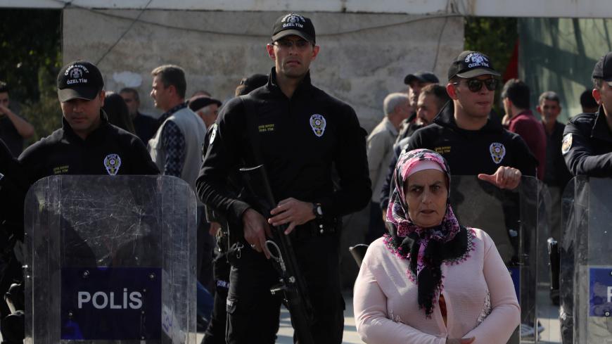 Riot police stand guard as the supporters of pro-Kurdish Peoples' Democratic Party (HDP) gather to protest against the detention of their local politicians in Diyarbakir, Turkey, October 25, 2019. REUTERS/Sertac Kayar - RC13A80DFC30