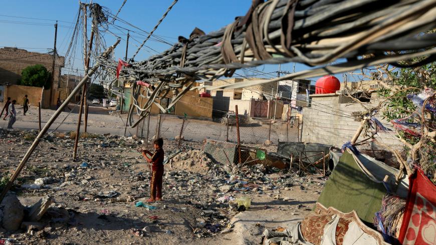 A view of the wire chaos of generator distribution of electricity, after continuous power outages in Najaf, Iraq June 21, 2019. Picture taken June 21, 2019. REUTERS/Alaa al-Marjani - RC1AE99AA720