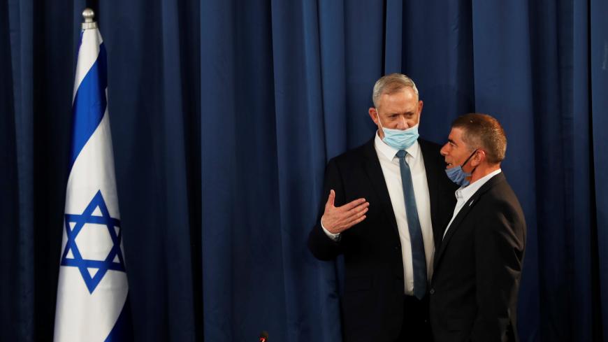 Israeli Defence Minister and Alternate Prime Minister Benny Gantz speaks to Foreign Minister Gabi Ashkenazi as both wear masks during the weekly cabinet meeting in Jerusalem May 31, 2020. REUTERS/Ronen Zvulun - RC2LZG93E5AX