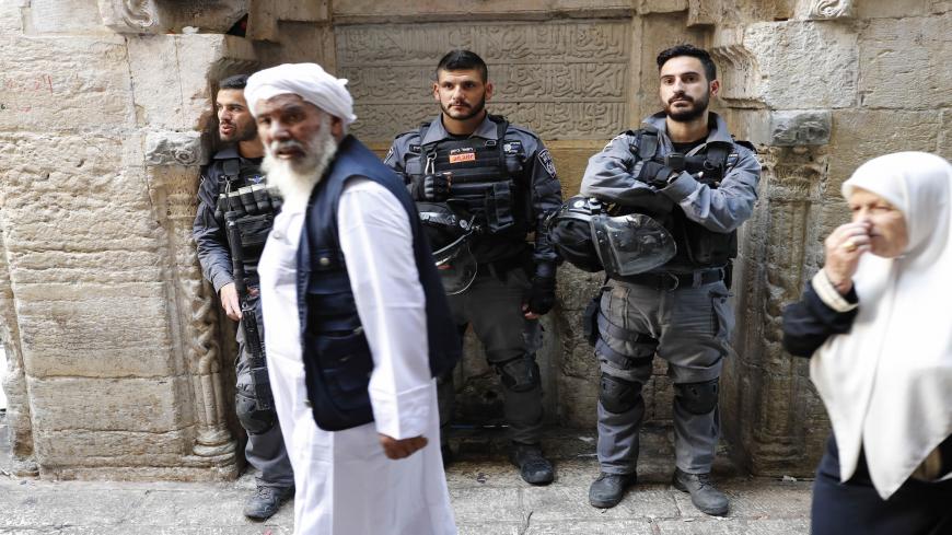 Israeli security forces stand guard in one of the alleys of Jerusalem's Old City following a knife attack early on May 31, 2019. - Two Israelis were wounded, one critically, in stabbing attacks in annexed east Jerusalem early in the monrning, one near Damascus Gate and the other near Jaffa Gate, according to Israeli police. Police said the attacker had been "neutralised" without specifying whether he had been killed or wounded. The Old City, where the attack took place, has been the scene of numerous stabbi