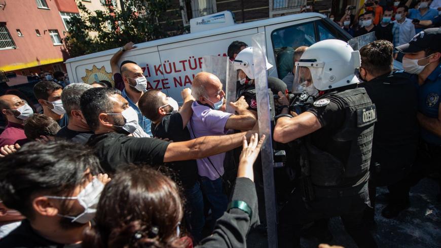 TOPSHOT - People clash with Turkish police ahead of the funeral of Turkish lawyer Ebru Timtik in the Gazi District of Istanbul on August 28, 2020. - A Turkish lawyer seeking a fair trial after being charged with membership of a terrorist organisation has died in an Istanbul hospital on the 238th day of her hunger strike. Friends said Ebru Timtik weighed just 30 kilogrammes (65 pounds) at the time of her death late August 27, which has sparked condemnation from opposition parties in Turkey as well as from a
