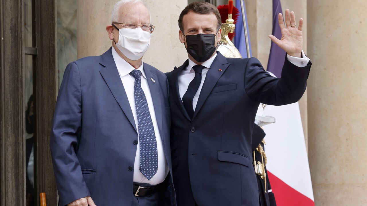 French President Emmanuel Macron (R) and Israeli President Reuven Rivlin pose as they meet for a working lunch, followed by a joint press conference, at the Elysee Palace in Paris, on March 18, 2021.