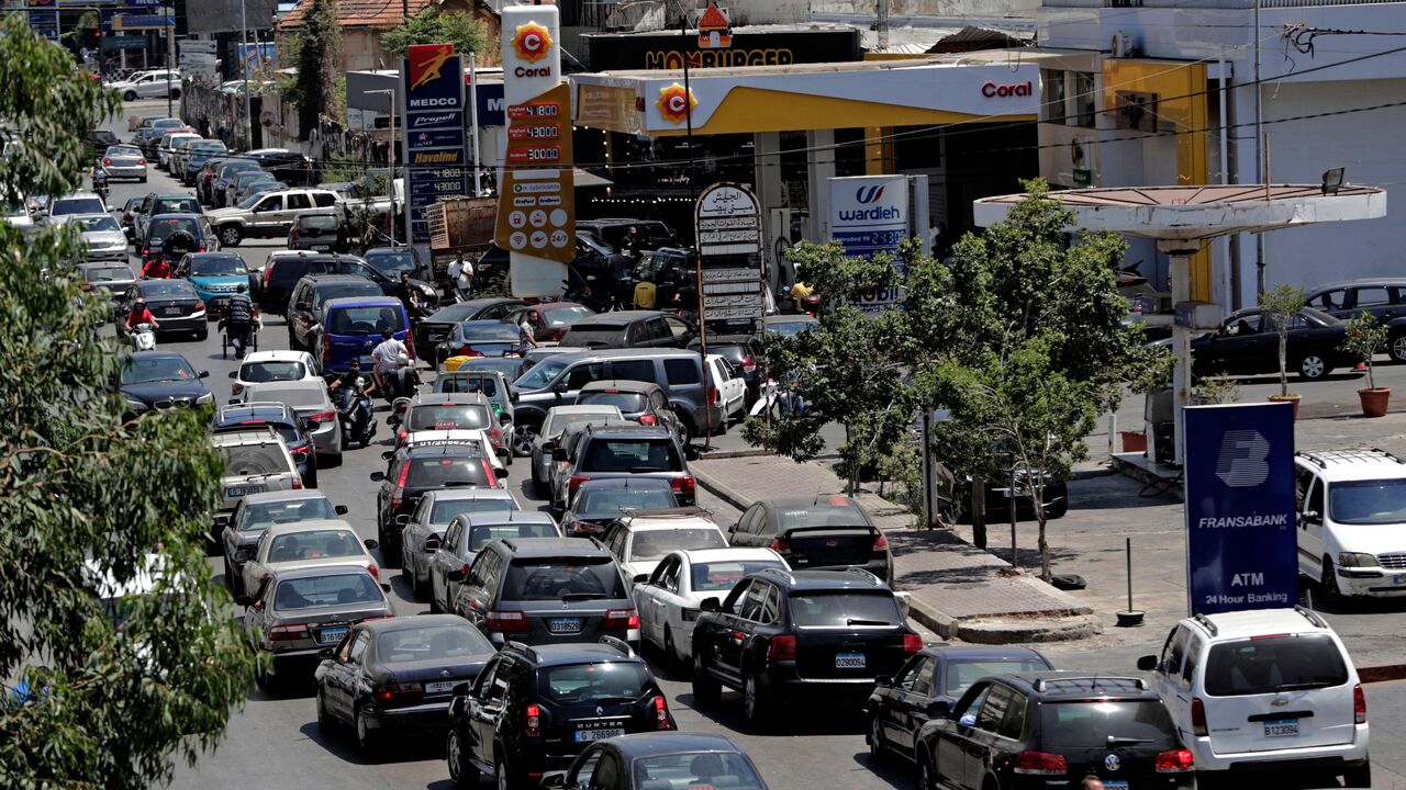 long lines at Beirut gasoline station 