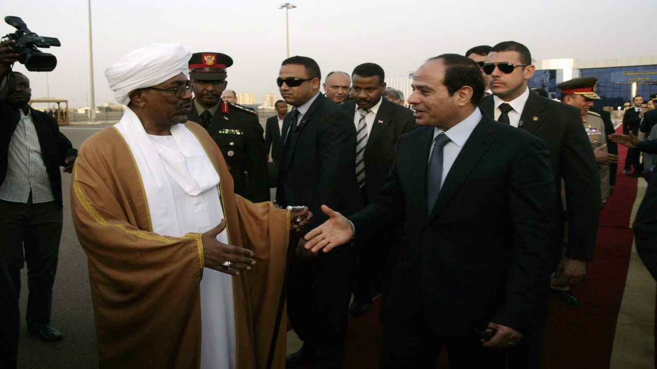 Egyptian President Abdel Fattah al-Sisi (R) shakes hands with Sudanese President Omar al-Bashir (L) before leaving Khartoum airport after an official visit, Sudan, June 27, 2014. 