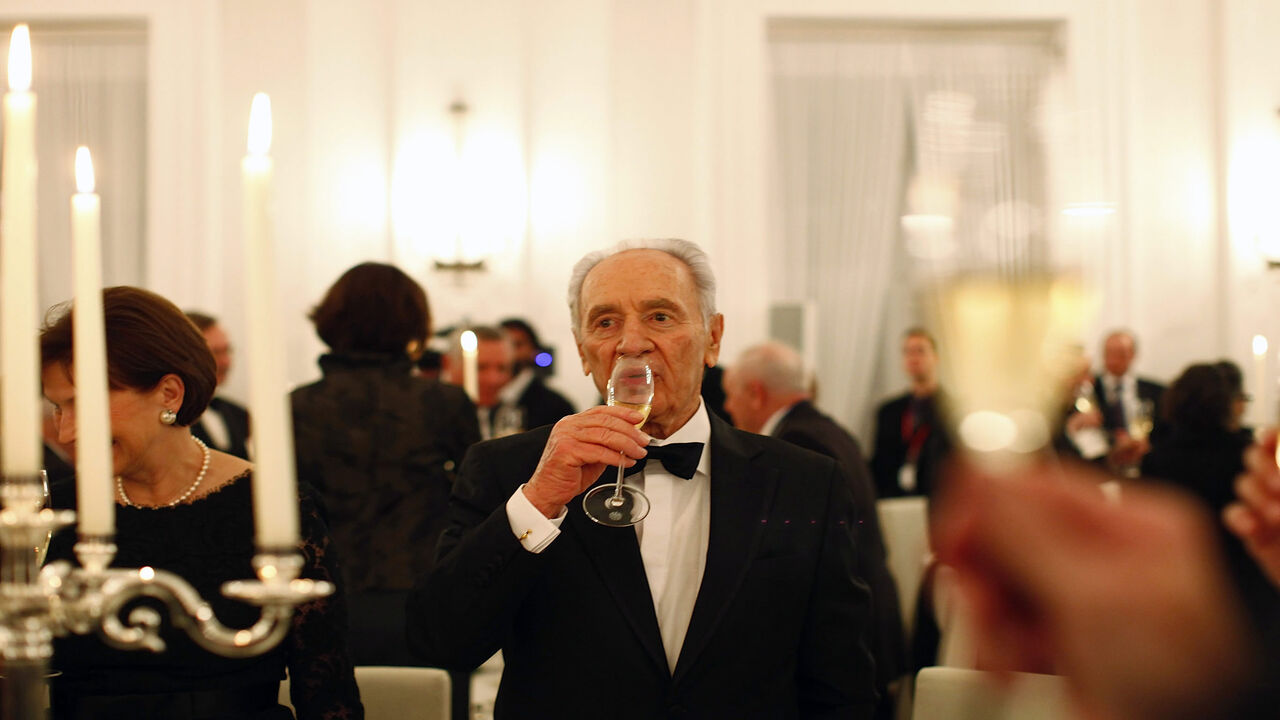 Israeli President Shimon Peres drinks at a gala dinner given by German President Horst Koehler in honor of the Israeli president, Berlin, Germany, Jan. 26, 2010 .