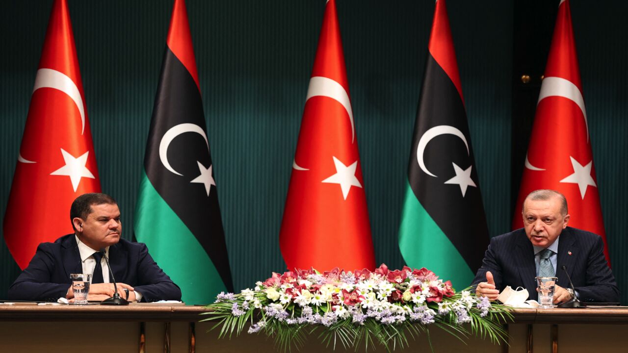 Turkish President Recep Tayyip Erdogan (R) and Libyan GNU Prime Minister Abdul Hamid Dbeibah.