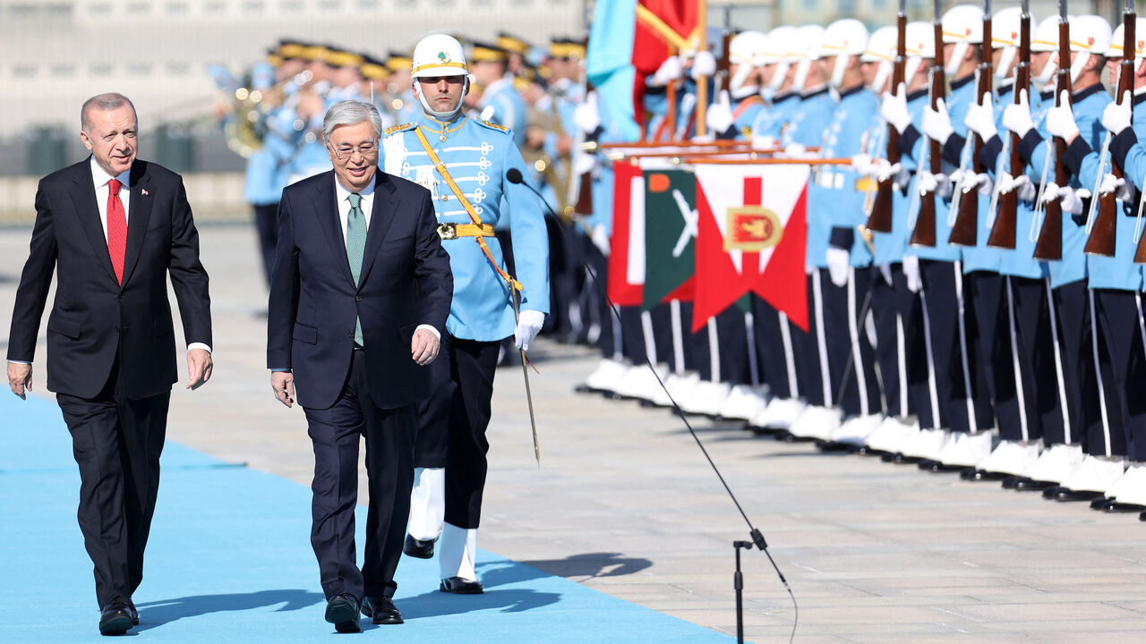 Turkish President Recep Tayyip Erdogan (L) welcomes Kazakh President Kassym-Jomart Tokayev.