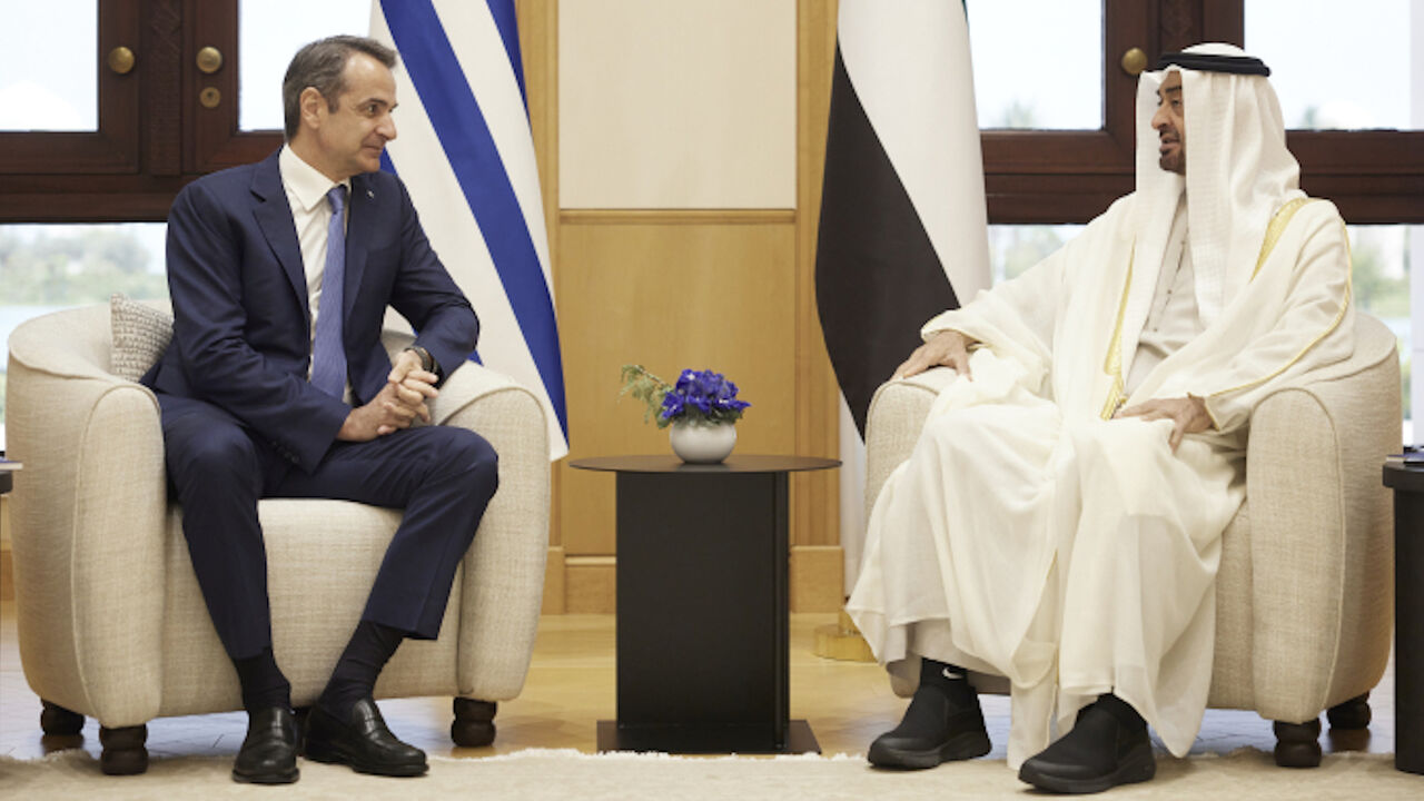 Prime Minister Kyriakos Mitsotakis (L) and Heir to the Throne of Abu Dhabi Mohammed bin Zayed Al Nahyan, May 9, 2022.