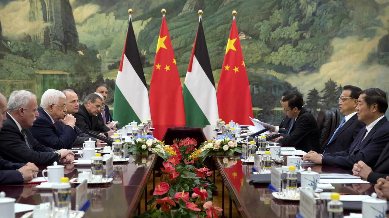 Palestinian President Mahmoud Abbas (2nd L) listens as Chinese Premier Li Keqiang (2nd R) speaks.