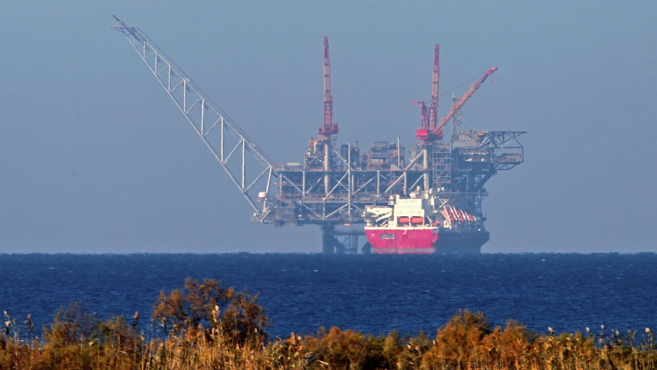 A view of the platform of the Leviathan natural gas field in the Mediterranean Sea is pictured from the Israeli northern coastal city of Caesarea on December 19, 2019. - Israel has approved the export of gas from its offshore reserves to Egypt, a spokeswoman said on December 17, with a major reservoir expected to begin operations imminently. The approval by Energy Minister Yuval Steinitz was part of a long process under which Israel will transform from an importer of natural gas from Egypt into an exporter