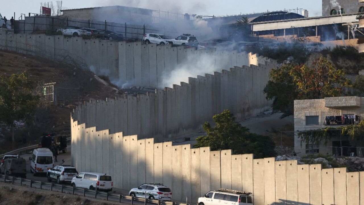 Smoke billows as Israeli security forces conduct a manhunt following a shooting attack, in the Palestinian Shuafat refugee camp by the separation barrier in Israeli-annexed east Jerusalem Smoke billows as Israeli security forces conduct a manhunt following a shooting attack, in the Palestinian Shuafat refugee camp by the separation barrier in Israeli-annexed east Jerusalem