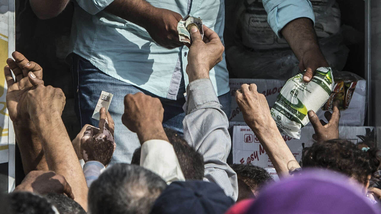 Egyptians buy sugar from a truck as the country suffers from a sugar shortage, Cairo, Egypt, Oct. 26, 2016.