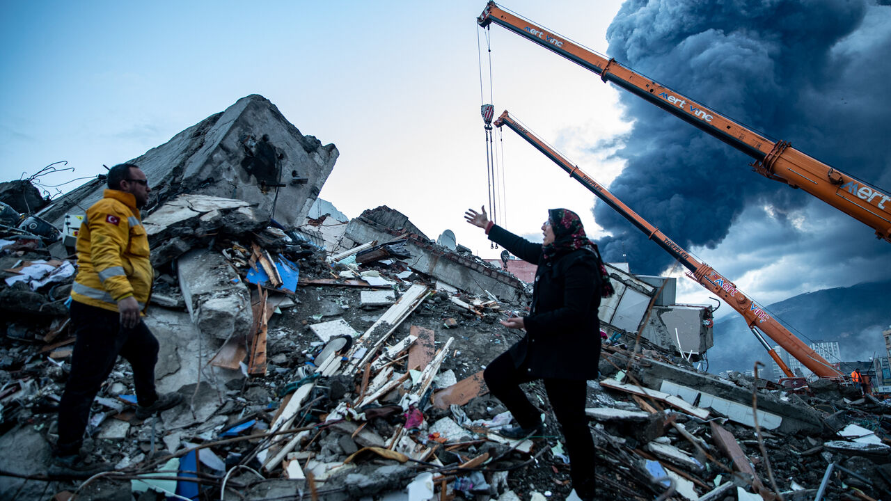 eople try to rescue their loved ones, believed to be trapped under collapsed building on February 07, 2023 in Iskenderun, Turkey. A 7.8-magnitude earthquake hit near Gaziantep, Turkey, in the early hours of Monday, followed by another 7.5-magnitude tremor just after midday. 