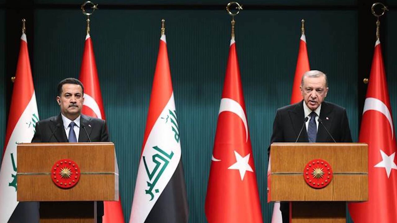 Turkish President Recep Tayyip Erdogan (R).