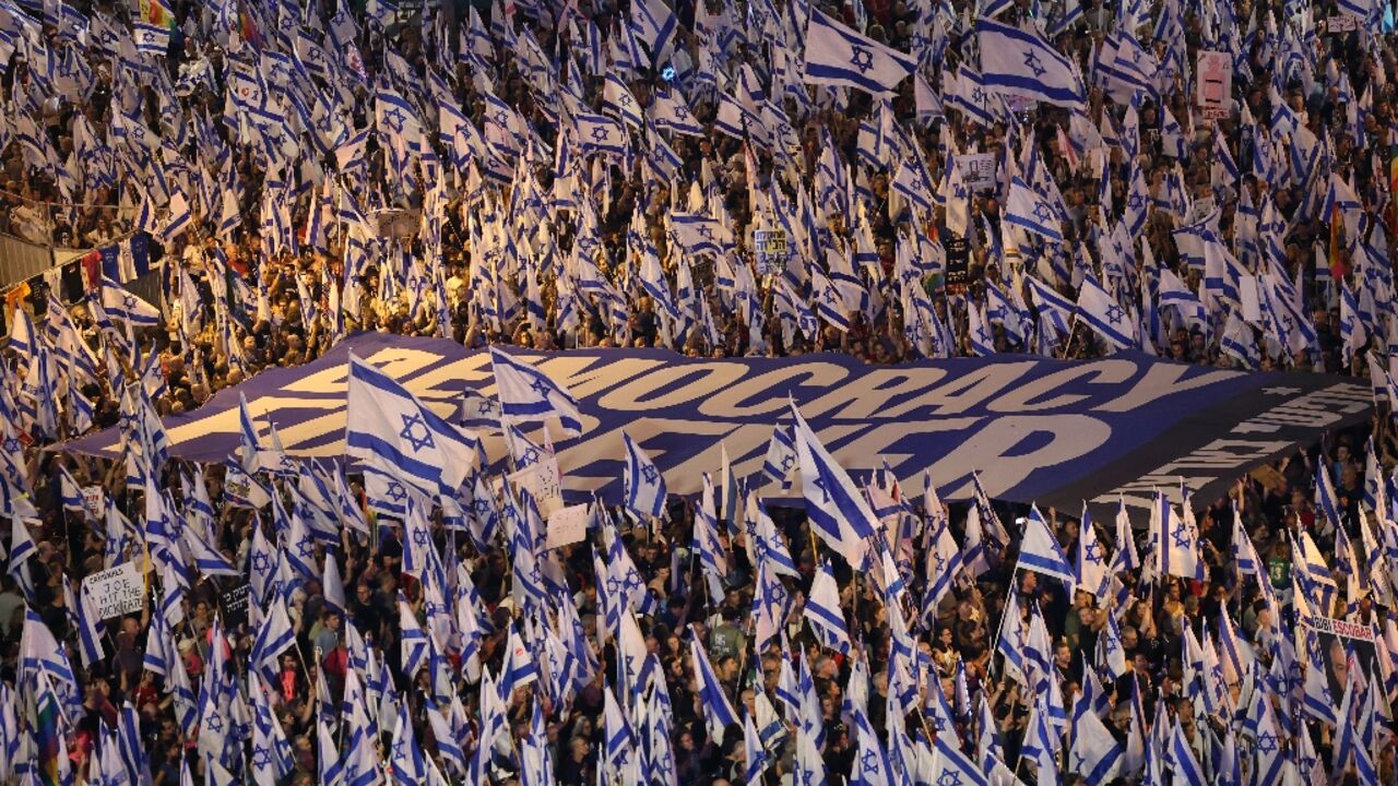 Israeli media put the number of participants in the Tel Aviv demonstration at 'tens of thousands' Israeli media put the number of participants in the Tel Aviv demonstration at 'tens of thousands'