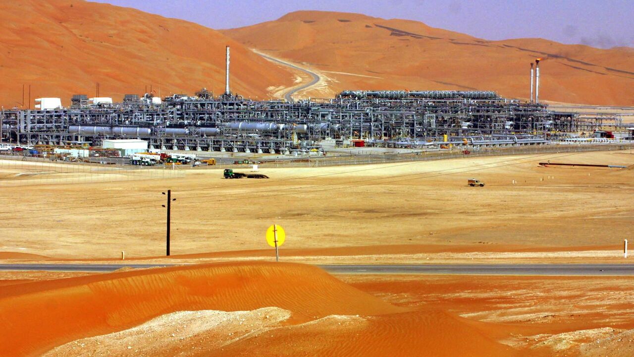 A general view shows 09 March 2004 the Shaybah mega-project, the first, and so far sole, oilfield development in Saudi Arabia's vast Al-Rub al-Khali desert, some 800 kilometers (500 miles) southeast of the eastern oil center of Dhahran. The Shaybah mega-project, which sits on top of some 15 billion barrels of proven oil reserves, more than a drop in the ocean of Saudi Arabia's estimated total reserves of about 260 billion barrels, has been producing oil to the tune of 600,000 barrels per day (bpd) for less