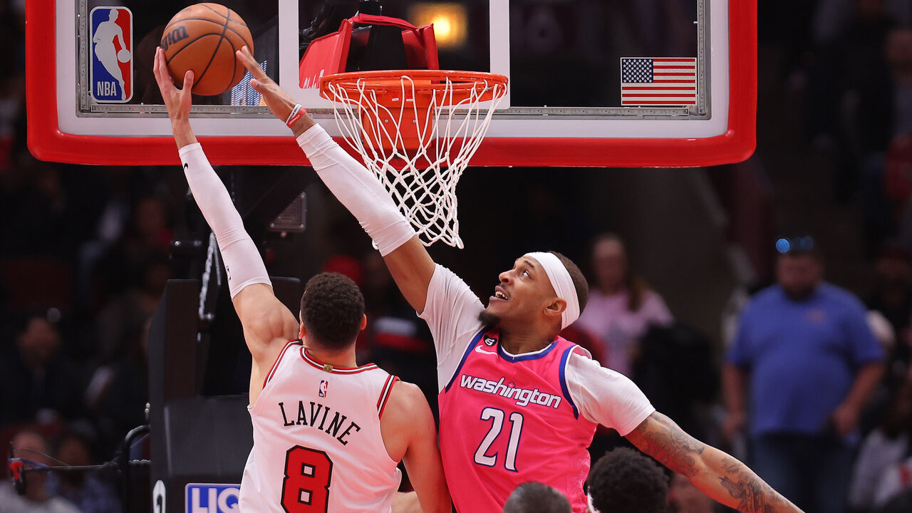 Zach LaVine (#8) of the Chicago Bulls goes up for a layup against Daniel Gafford (#21) of the Washington Wizards.