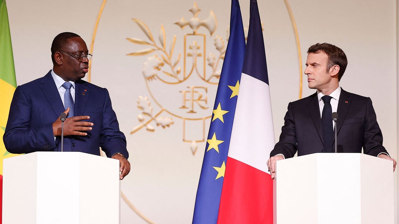 French President Emmanuel Macron (R) and Senegal's President Macky Sall (L).