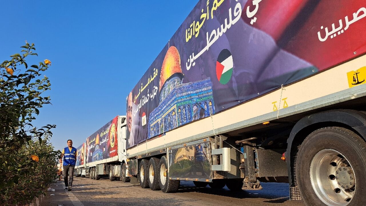 Trucks carrying humanitarian aid are waiting on the Egyptian side of the Rafah border Trucks carrying humanitarian aid are waiting on the Egyptian side of the Rafah border
