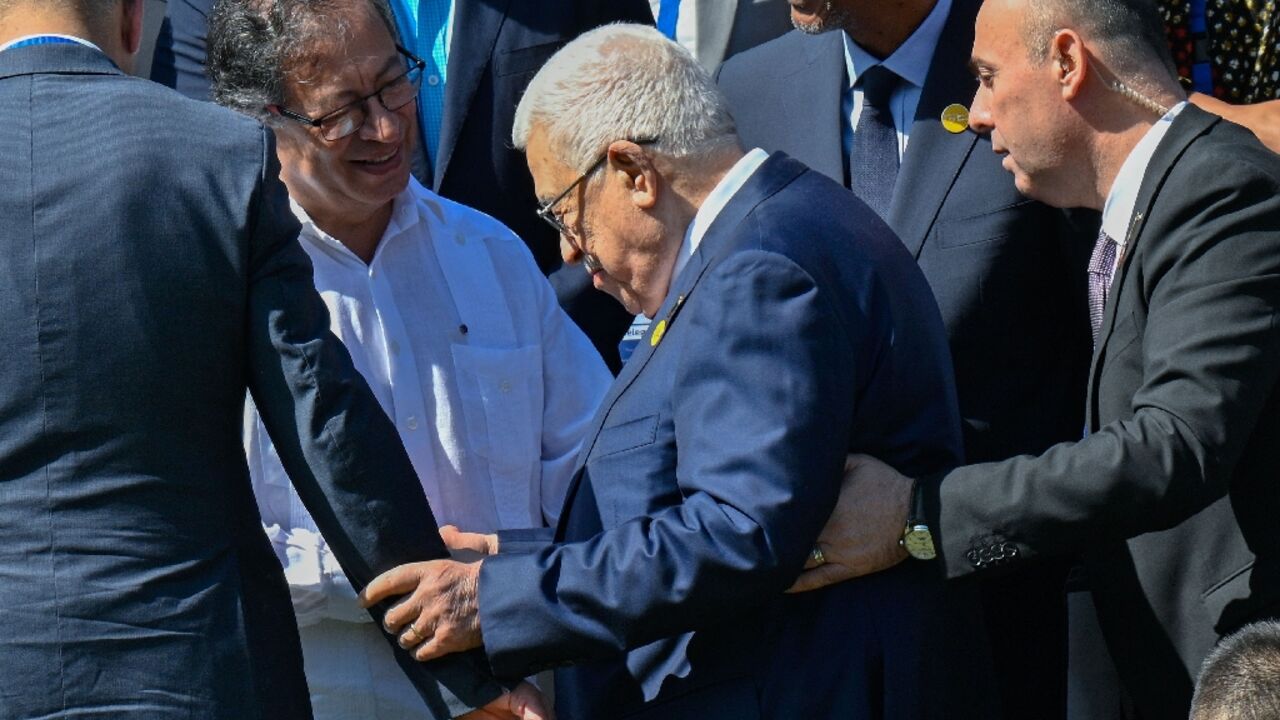 Colombian President Gustavo Petro (L) and Palestinian leader Mahmud Abbas (C) at the G77+China summit in Havana in September