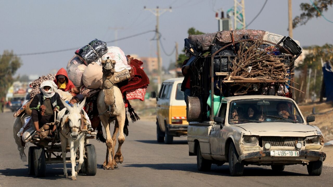 Palestinians flee from Khan Yunis to Rafah in the southern Gaza Strip