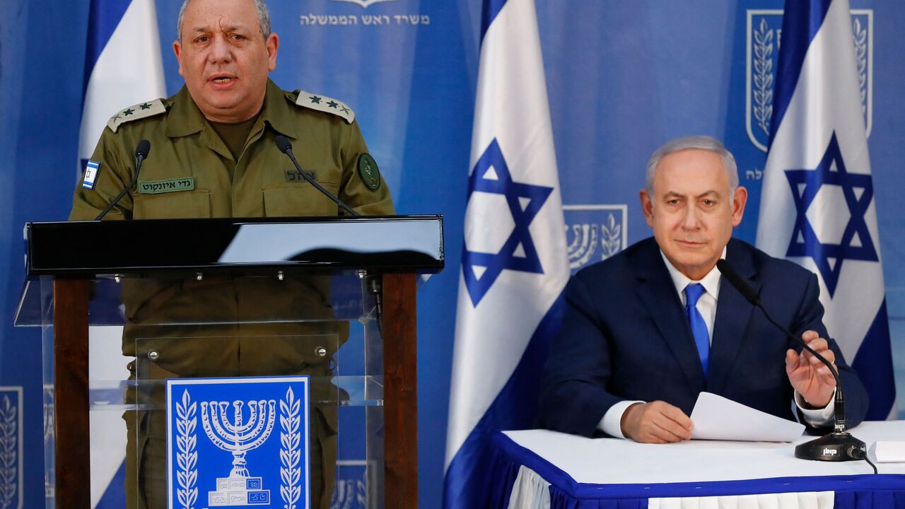 Israeli Prime Minister Benjamin Netanyahu and Israeli Chief of Staff Gadi Eizenkot (L) give a press conference in Tel Aviv, on December 4, 2018.