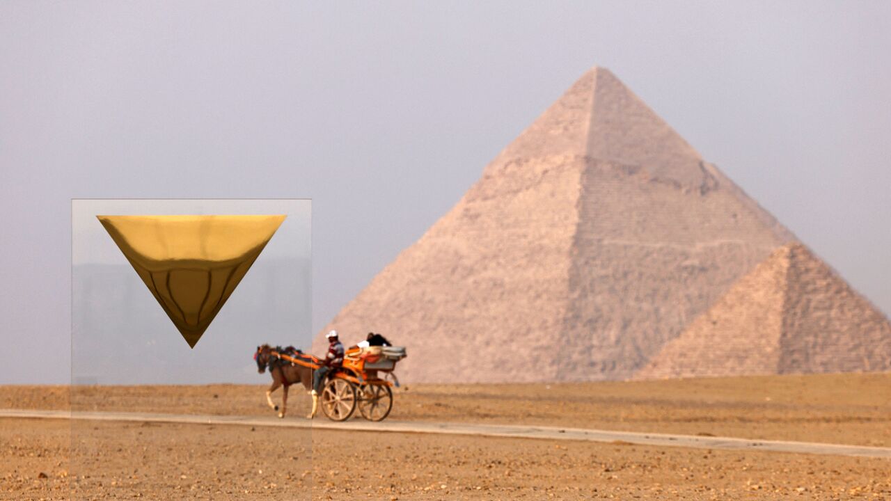 Tourists ride in a horse-drawn carriage near the art installation "Temple" by French artist Stephan Breuer and the Pyramid of Menkaure or Menkheres (front) and the Pyramd of Khafre or Chephren (behind) during the third edition of the "Forever is Now" art exhibition by Art d'Egypte at the Giza pyramids necropolis on October 28, 2023. (Photo by Khaled DESOUKI / AFP) / RESTRICTED TO EDITORIAL USE - MANDATORY MENTION OF THE ARTIST UPON PUBLICATION - TO ILLUSTRATE THE EVENT AS SPECIFIED IN THE CAPTION (Photo by
