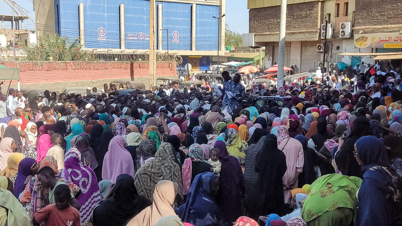 People from states of Khartoum and al-Jazira, displaced by the ongoing conflict in Sudan between the army and paramilitaries, queue to receive aid from a charity organisation in Gedaref on December 30, 2023. (Photo by AFP) (Photo by -/AFP via Getty Images)