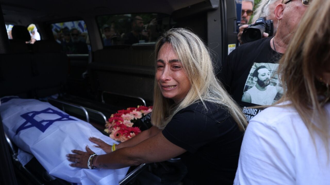 Relatives mourn Chanan Yablonka at his funeral in Tel Aviv