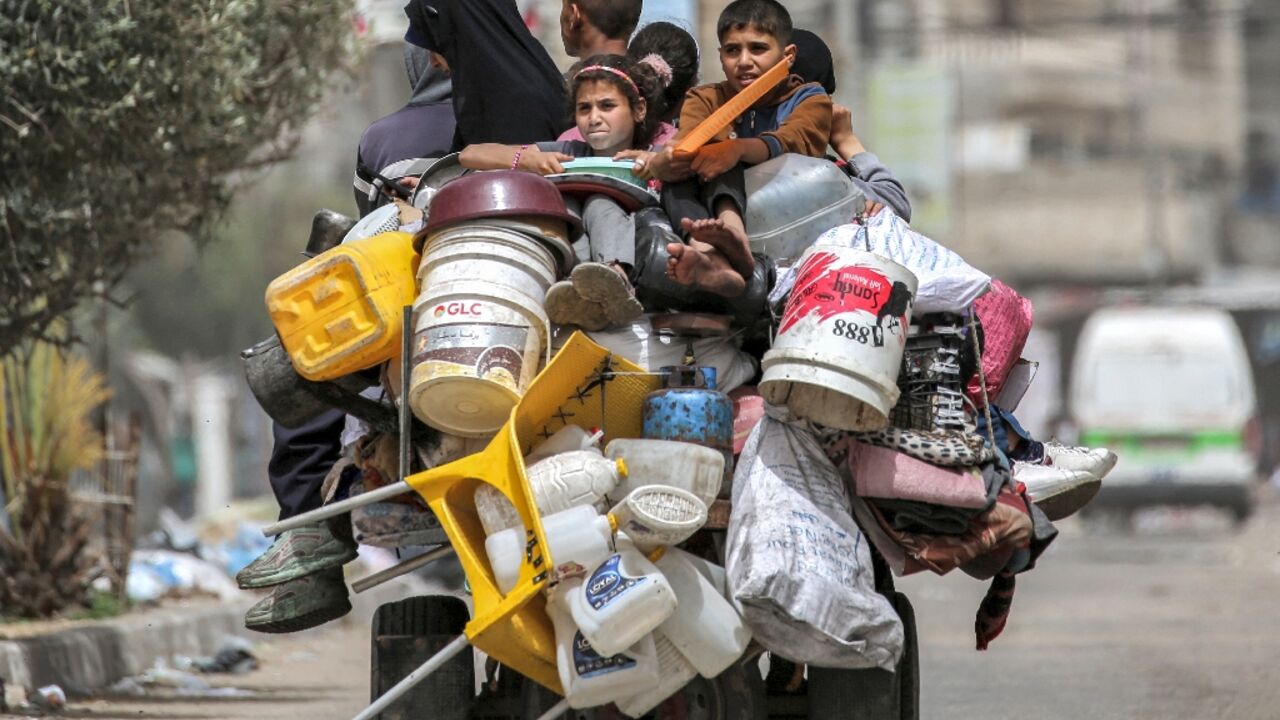 Leaving Rafah for Khan Yunis: a family with what belongings they can take with them Leaving Rafah for Khan Yunis: a family with what belongings they can take with them