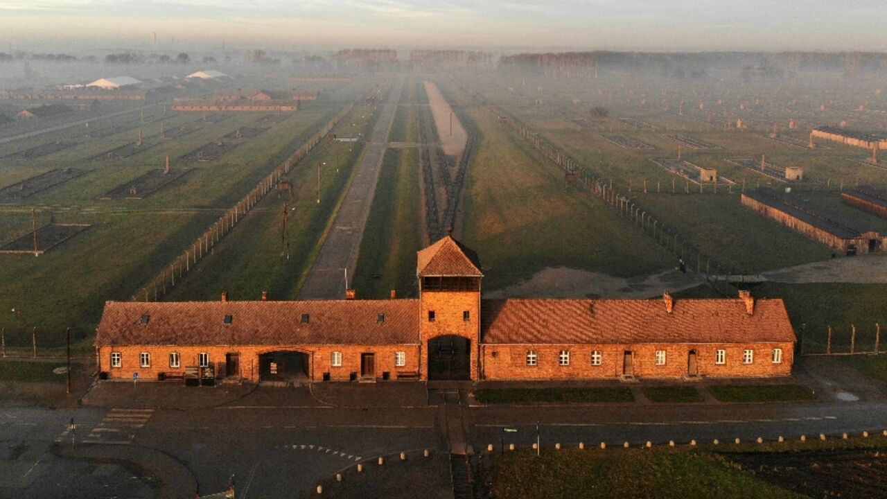 His father, of whom he has had no news for months, has dedicated his life to passing on the memory of the Holocaust