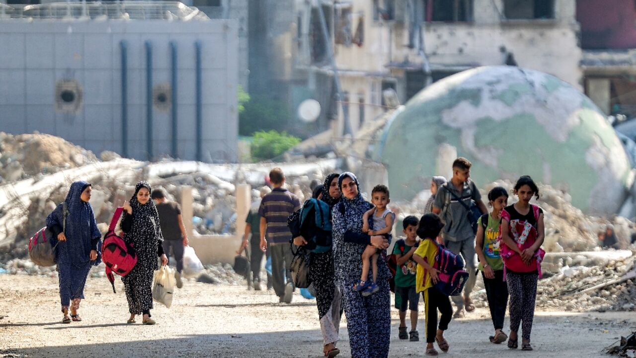 Palestinians leaving the Gaza City district of Tuffah amid a new Israeli evacuation order and renewed military offensive