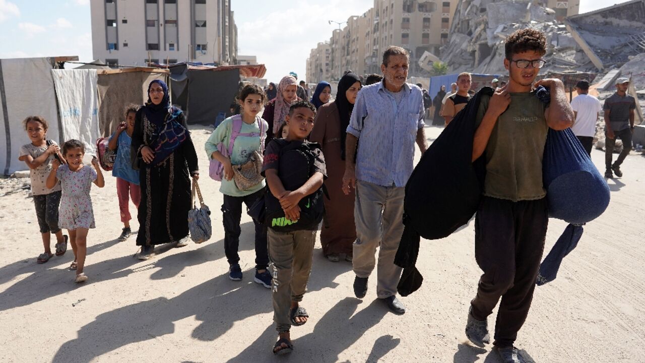 Palestinians families flee the Hamas neighbourhood in Khan Yunis following a new Israeli evacuation order