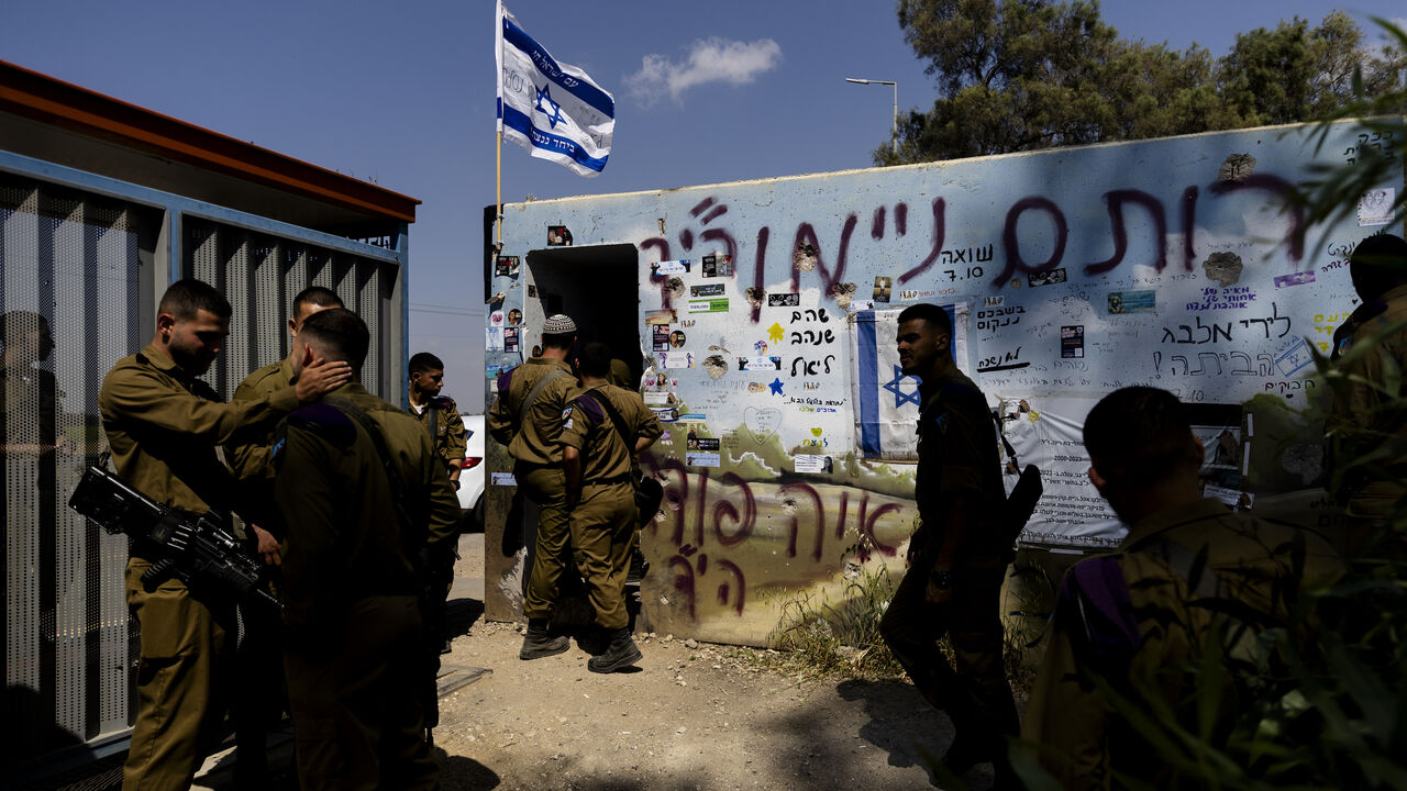 Israeli soldiers mourn