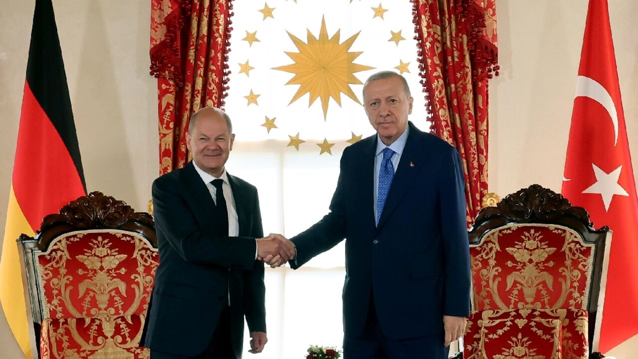 Turkey's Recep Tayyip Erdogan (R) and Germany's Olaf Scholz (L) disagreed over Israel's actions in the Gaza and Lebanon conflicts