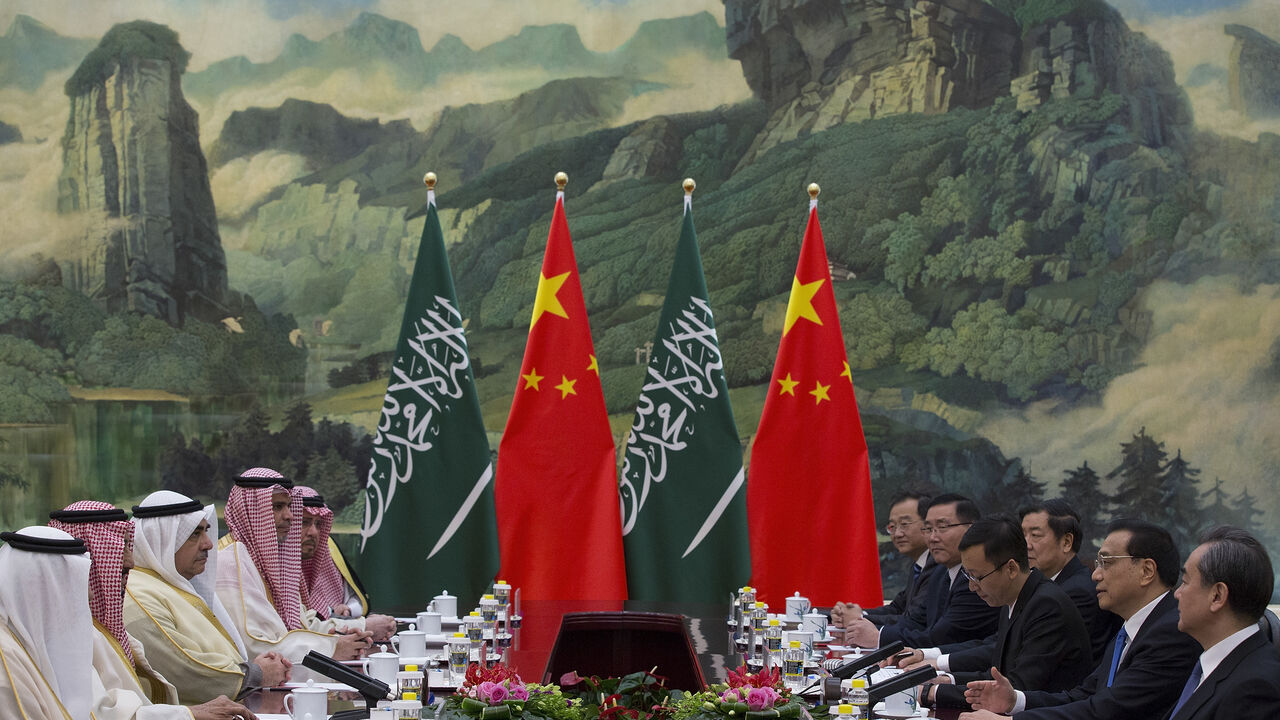 BEIJING, CHINA - MARCH 17: Chinese Premier Li Keqiang (2nd-L) meets with Saudi Arabia's King Salman bin Abdulaziz Al Saud (2nd-R) at Great Hall of the People on March 17, 2017 in Beijing, China. At the invitation of President Xi Jinping, King Salman Bin Abdul-Aaziz Al-Saud of the Kingdom of Saudi Arabia will pay a state visit to China from March 15 to 18, 2017. (Photo by Lintao Zhang - Pool/Getty Images)