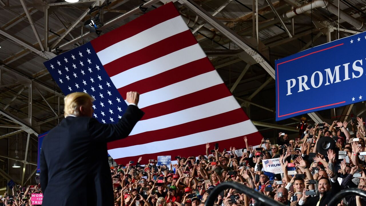 US President Donald Trump arrives at a Make America Great rally in Mesa, Arizona, Oct. 19, 2018. 