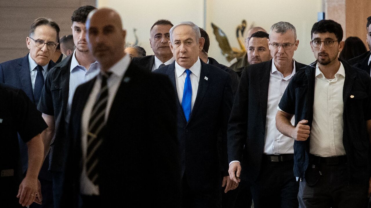 Israeli Prime Minister Benjamin Netanyahu (C) 