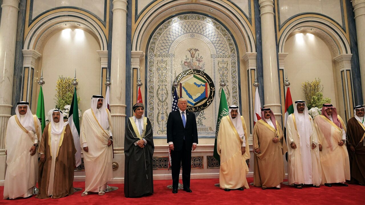 US President Donald Trump (C) and Saudi King Salman (C-R) pose for a picture with leaders of the Gulf Cooperation Council, Riyadh, May 21, 2017. 