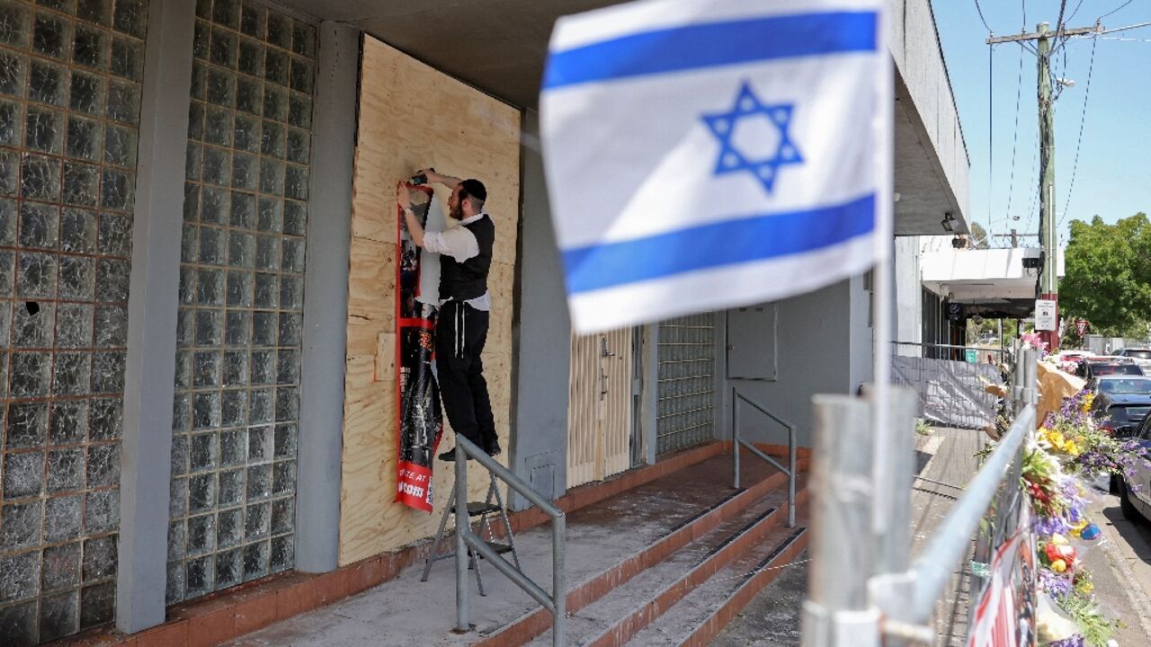 Australian police say they are seeking three suspects over an arson attack on a Melbourne synagogue Australian police say they are seeking three suspects over an arson attack on a Melbourne synagogue