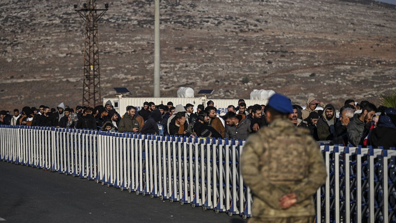 Syrians who lives in Turkey wait in a queue at Cilvegozu crossborder gate before entering in Syria at Reyhanli district in Hatay, on Dec. 9, 2024.