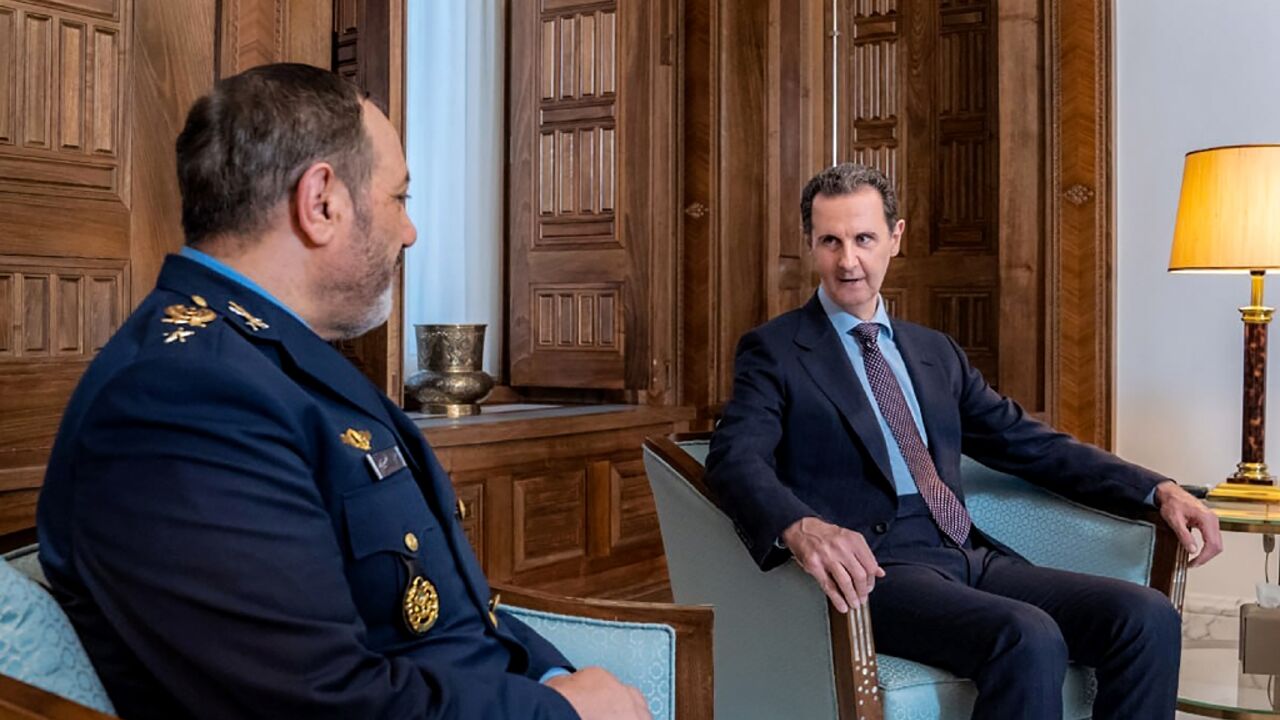 The French judiciary considers that ousted Syrian leader Bashar al-Assad (R) ordered and provided the means for a bombing in the city of Deraa in 2017 that killed a civilian