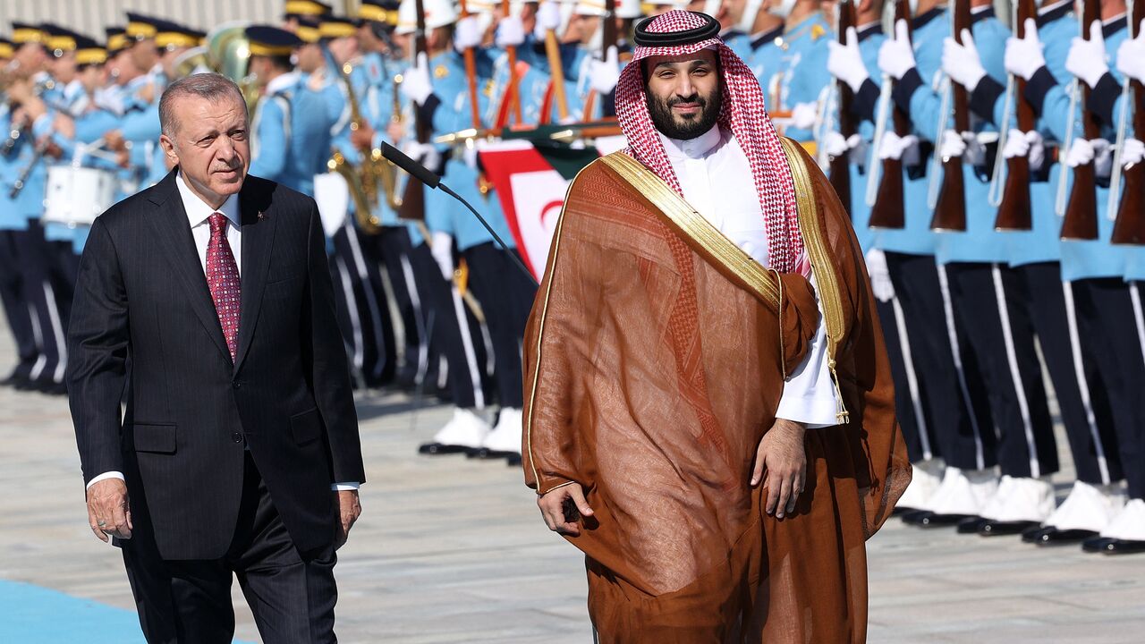 TOPSHOT - Turkey's President Recep Tayyip Erdogan (L) reviews the honour guard as he welcomes Crown Prince of Saudi Arabia Mohammed bin Salman (R) during an official ceremony at the Presidential Complex in Ankara, on June 22, 2022. - Saudi Arabia's de facto ruler took a big step out of international isolation on June 22, 2022, paying his first visit to Sunni rival Turkey since the 2018 murder of journalist Jamal Khashoggi in the kingdom's Istanbul consulate. (Photo by Adem ALTAN / AFP) (Photo by ADEM ALTAN/