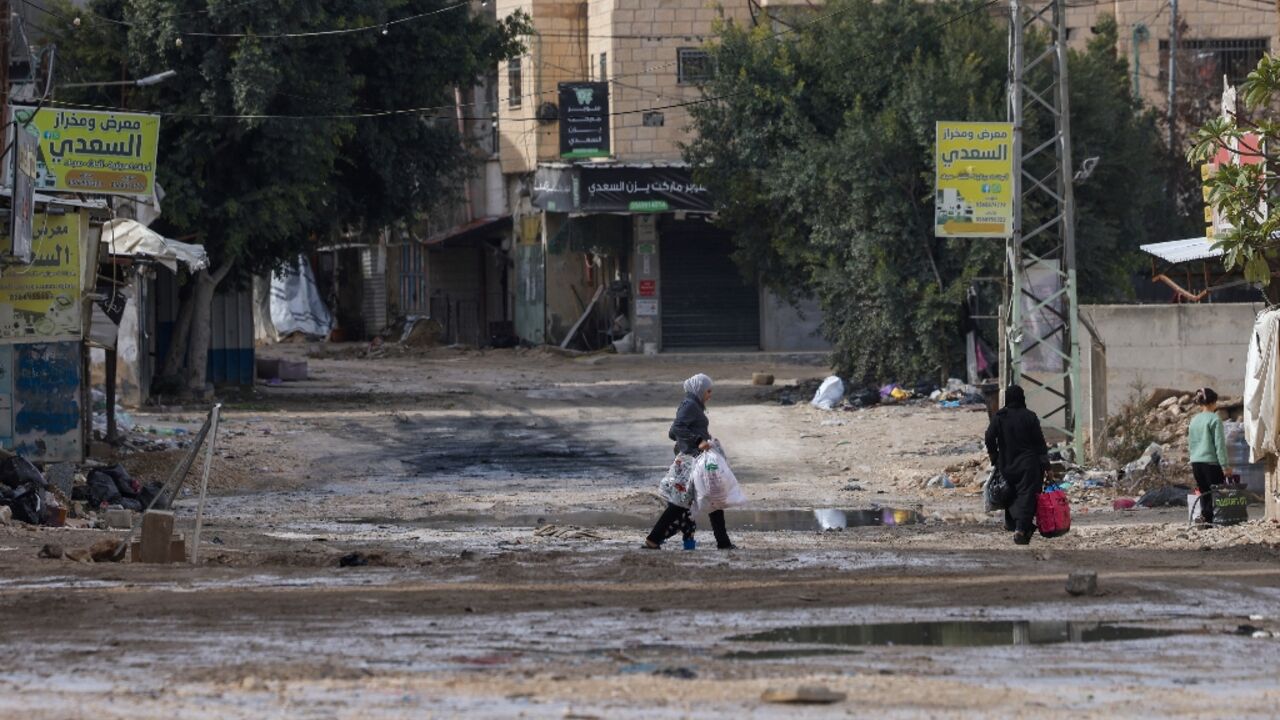 The fighting in Jenin refugee camp involves militants affiliated with opponents of the Palestinan Authority's leadership